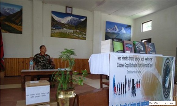 मधय पृतनापति उपरथी राजेन्द्र क्षत्री पृतना पुस्तकालयलाई पुस्तक बितरण गर्ने कार्यक्रममा उपस्थिति हुनुहुदै ।