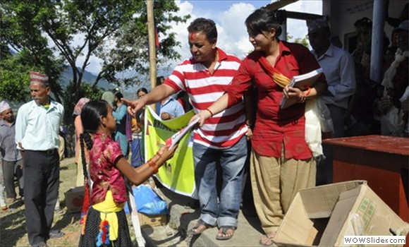 ट्रष्टका सदस्यहरु सरस्वती निम्न माध्यमिक विध्यालयकस विध्यार्थीहरुलाई शैक्षिक सामाग्री बाडदै ।
