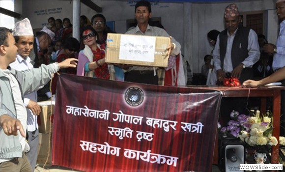 ट्रष्टकी अध्यक्ष श्रीमति गीता क्षत्री सरस्वती निम्न माध्यमिक विध्यालयमा कपडा बाडनु हुदै ।